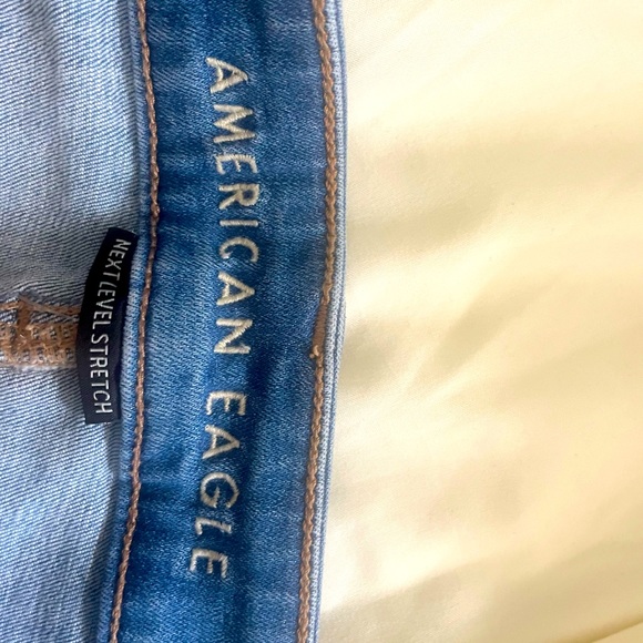 An American Eagle Skinny jeans that’s a little baggy at the bottom, A size 6🌷 - Picture 2 of 3